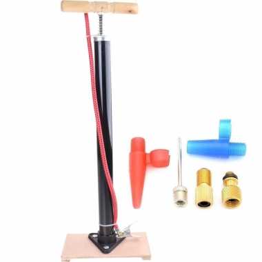 Zwarte fietspomp staand met houten handvat inclusief 5-delige nippelset